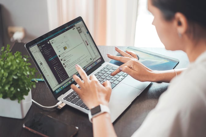 student works on an online course at their laptop