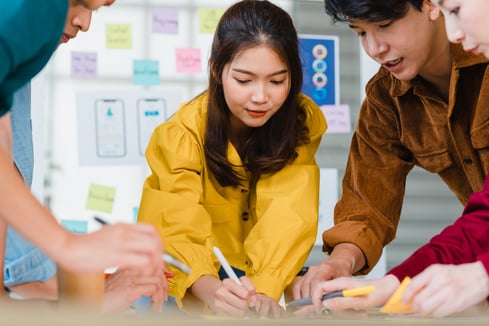 asian-businessmen-businesswomen-meeting-brainstorming-ideas-about-creative-web-design-planning-application-developing-template-layout-mobile-phone-project-working-together-small-office